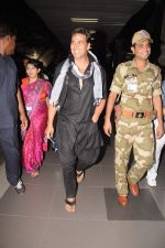 Akshay kumar snapped at the airport in Mumbai on 9th Nov 2012 (8).JPG